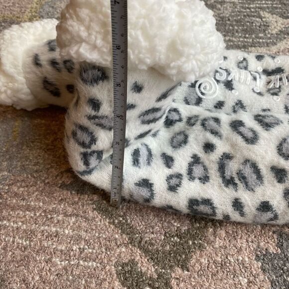 Muk Luks Snow Leopard Slipper Socks - Picture 5 of 6